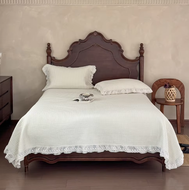 Trykt Quilt med blondestoff